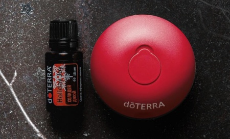 Картинка Набор doTERRA «Праздничный красный» портативный диффузор Bubble с датчиком движения и смесь «Холидей Джой» (15 мл) от магазина IQ-Robot