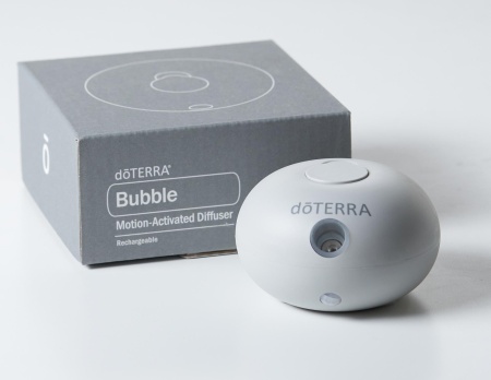 Картинка Набор doTERRA портативный диффузор Bubble с датчиком движения и масло Клементин (Clementine), 15 мл от магазина IQ-Robot