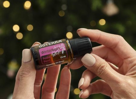 Картинка «Зимняя ягода» праздничная смесь эфирных масел, dōTERRA «Winterberry», 15 мл от магазина IQ-Robot