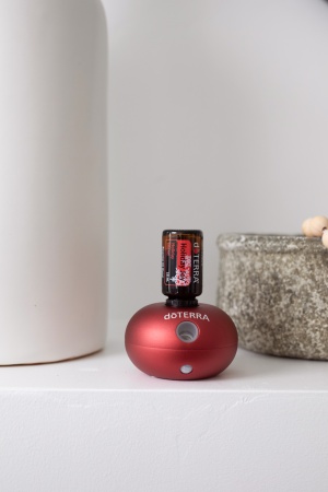 Картинка Набор doTERRA «Праздничный красный» портативный диффузор Bubble с датчиком движения и смесь «Холидей Джой» (15 мл) от магазина IQ-Robot