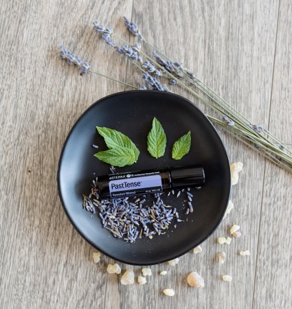 Картинка "Пасттенс" расслабляющая смесь эфирных масел, doTERRA Touch PastTense, роллер 10 мл от магазина IQ-Robot