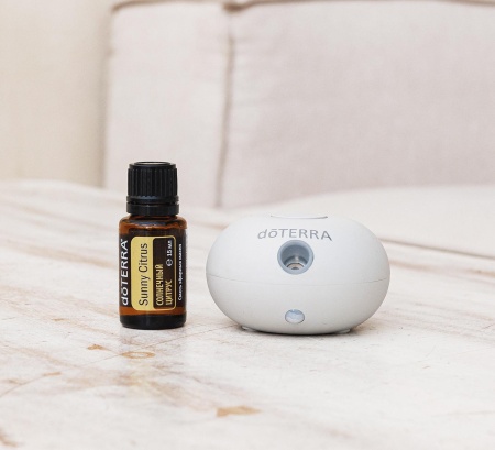 Картинка Набор doTERRA «Солнце внутри» портативный диффузор Bubble серый с датчиком движения и "Солнечный цитрус", 15 мл от магазина IQ-Robot