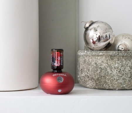 Картинка Набор doTERRA «Праздничный красный» портативный диффузор Bubble с датчиком движения и смесь «Холидей Джой» (15 мл) от магазина IQ-Robot