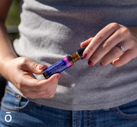 Картинка «КлериКалм» смесь эфирных масел для женщин, doTERRA ClaryCalm, роллер 10 мл от магазина IQ-Robot