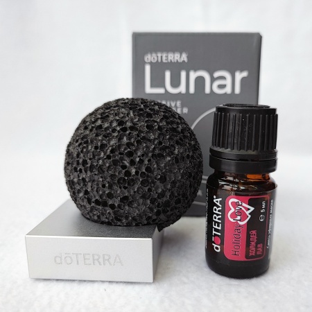 Картинка Набор doTERRA «Волшебное полнолуние» диффузор Lunar и смесь «Холидей Лав» (5 мл) от магазина IQ-Robot